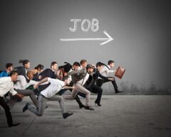 沢山の人が走っている